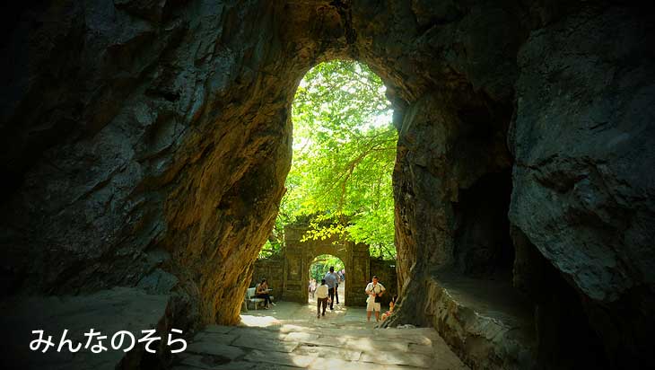 「五行山」で洞窟と寺院めぐり