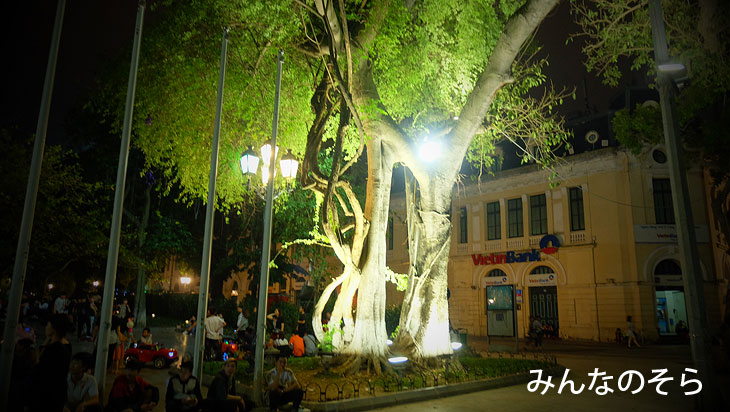 リ・タイト公園＠夜のホアンキエム湖（ハノイ＠ベトナム）