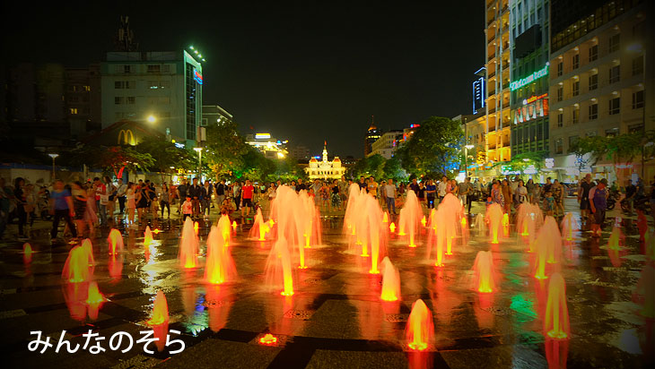 ホーチミン市人民委員会庁舎のライトアップと噴水＠べトナム／ホーチミン