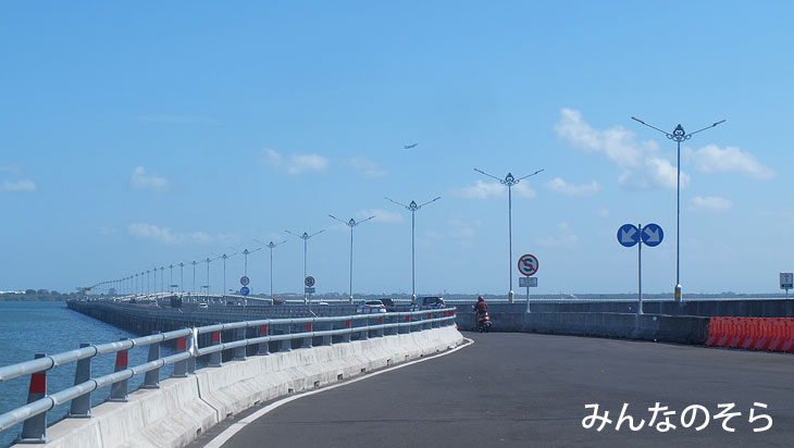 海の上の高速道路「Mandara Toll Road」をバイクで疾走