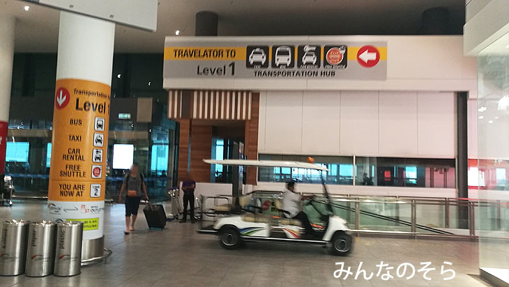 クアラルンプール空港（KLIA2）の到着エリアからバスターミナルへ移動
