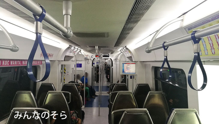 KTM Komuterのホームで電車を待ちます