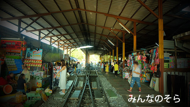 メークロン（Mae Klong）駅とメークロン線路市場とを散策