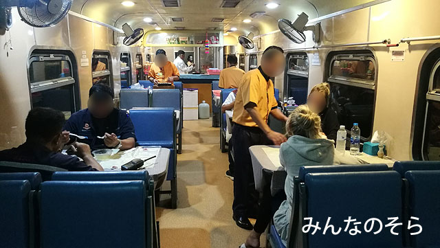 定刻より遅れて、ファラポーン駅出発！バンコク→チェンマイの寝台列車